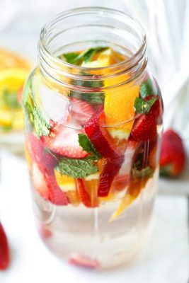 detox màu sắc với dâu tây, cam và lá bạc hà 