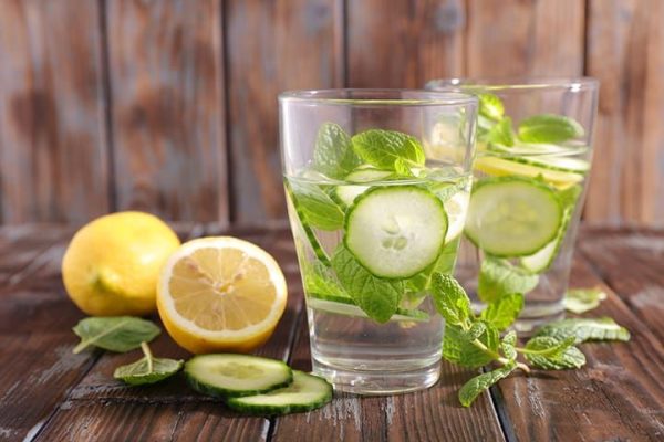 nước detox đơn giản từ chanh và dưa leo